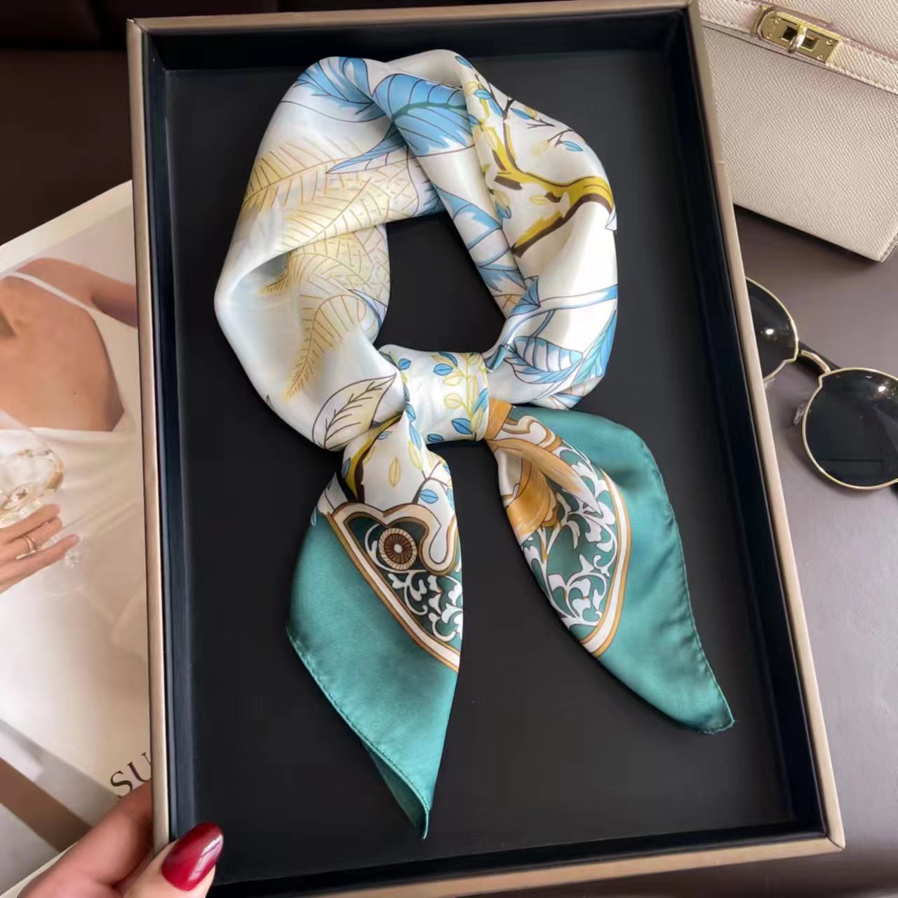 Foulard seta: un tocco di glamour per ogni donna - Offtopic Foulard seta: un tocco di glamour per ogni donna - Offtopic
