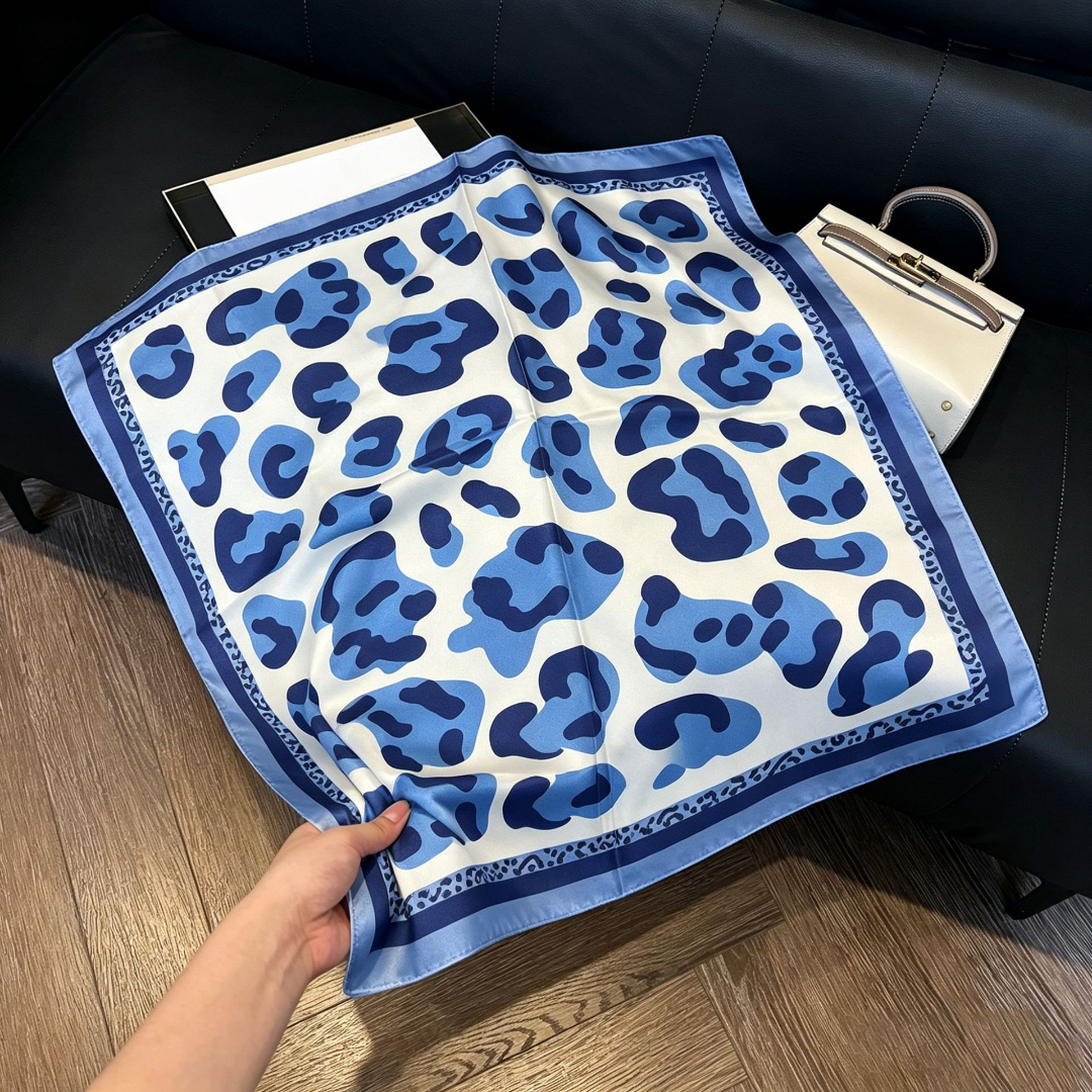 Blue Leopard Foulard (100% Silke - 68cm)