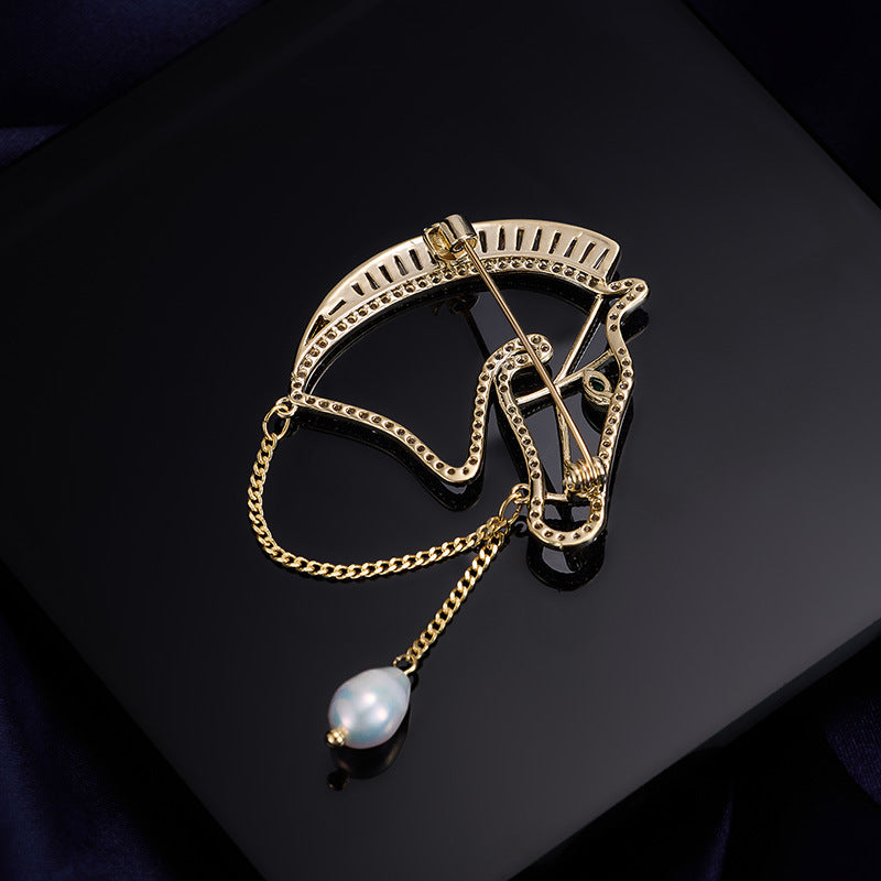 Close-up of the chain bridle and freshwater pearl drop