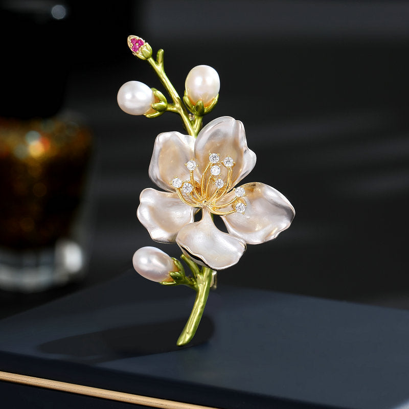 Magnolia brooch with freshwater pearls - white