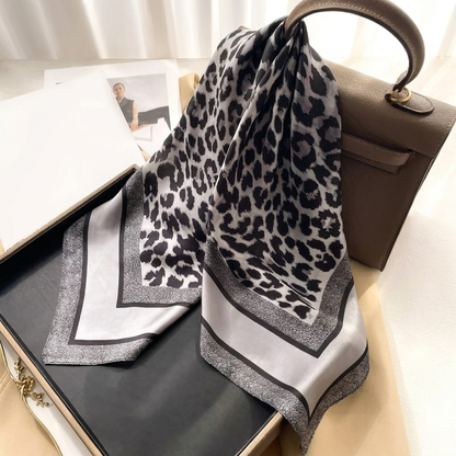 Leo Grey Foulard (100% Jedwab - 68cm)